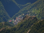 Malowniczo pooona wioska Aveno u podn Monte Legnone